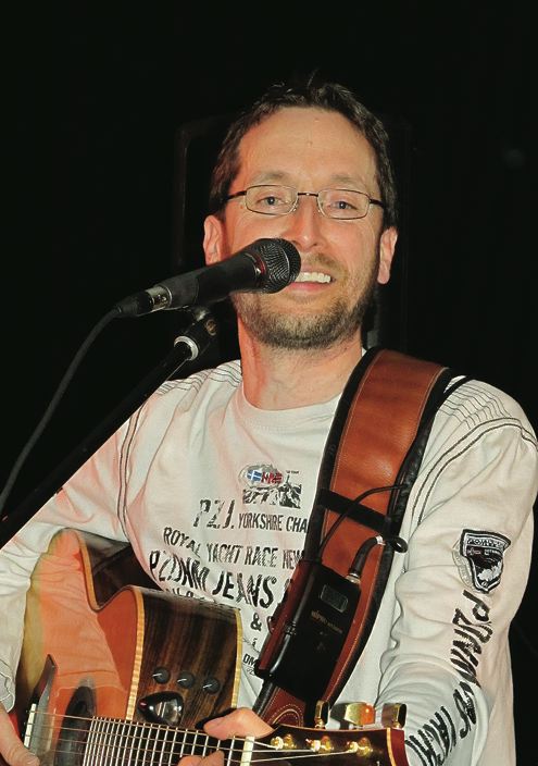 Chansonnier Animateur Daniel Chiasson. Musicien Chanteur Animateur Guitariste Musique Pour Noces,Party de bureau,Anniversaires,Mariages,St-Jean Baptiste,Corporatif,Graduation,Bars,Hotels,Receptions,Brasseries,Boites a chanson,Repertoire Francophone Anglophone